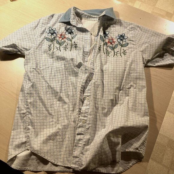 Erica Rose Tops - Vintage Erica Casuals Women's Floral Emb Gingham short Sleeve Button Up